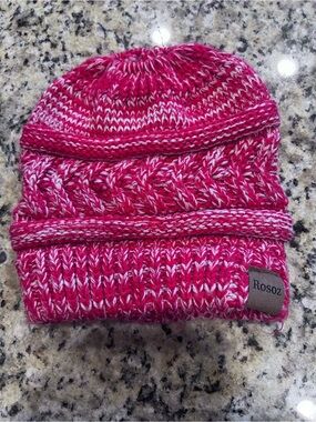 Rosoz ponytail beanie features a red and white cable knit elastic bun hole